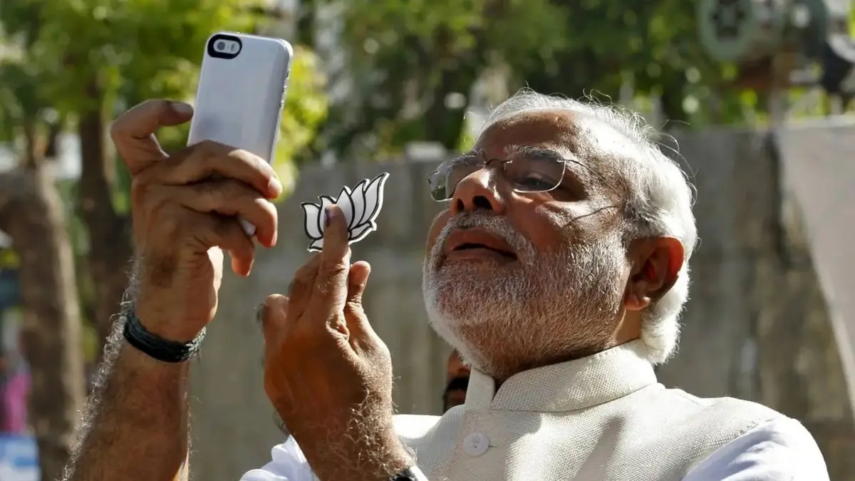 PM Modi Mobile: कॉल करने वाले की Live फोटो, हैक-ट्रैक करना असंभव...जानिए कौन सा फोन यूज करते हैं पीएम मोदी PM Narendra Modi uses this special mobile