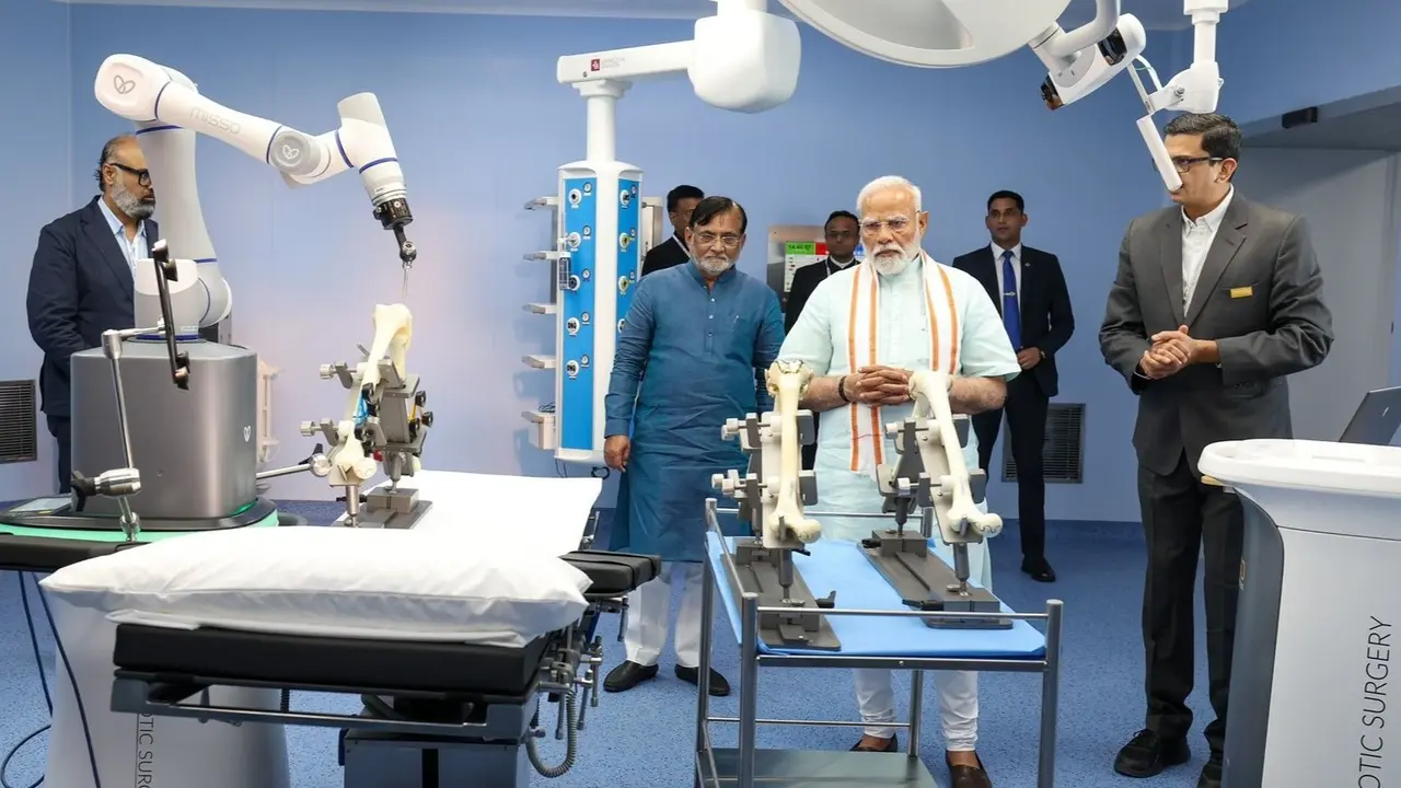PM Shri Narendra Modi Inaugurates Namo Hospital in Silvassa; Witnesses India’s First AI-Powered Knee Replacement Robot– Misso PM Shri Narendra Modi Inaugurates Namo Hospital in Silvassa; Witnesses India’s First AI-Powered Knee Replacement Robot– Misso