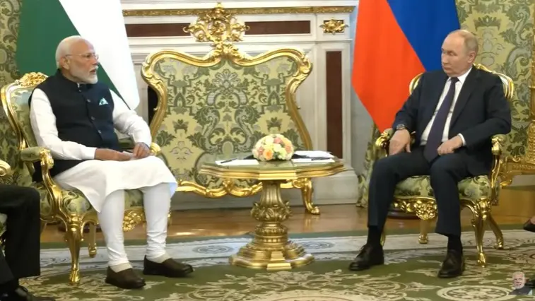 युद्ध के मैदान में समाधान नहीं होता, हमें वार्ता के जरिए ही शांति के रास्ते अपनाने होंगे- PM मोदी PM Modi With Putin