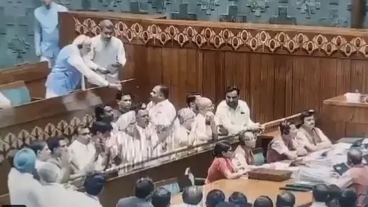PM Modi Offers Water to Oppn MP Interrupting His Speech in Lok Sabha, Netizens Call It 'Boss Move' PM Modi offers water to MP