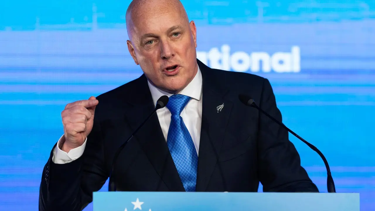 Police Car Crashes into New Zealand Prime Minister's Limousine Police car crashes into New Zealand prime minister's limousine
