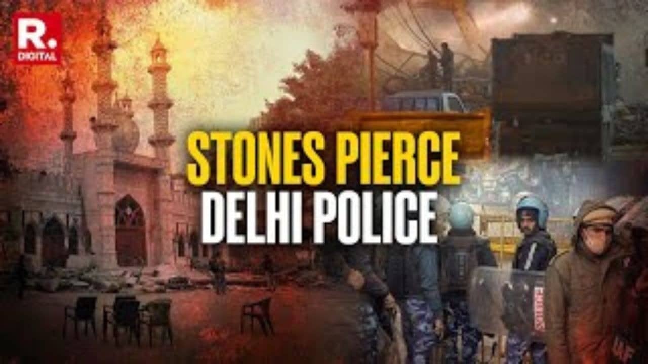 Police Fights Protesters Pelting Stones During Demolition Drive