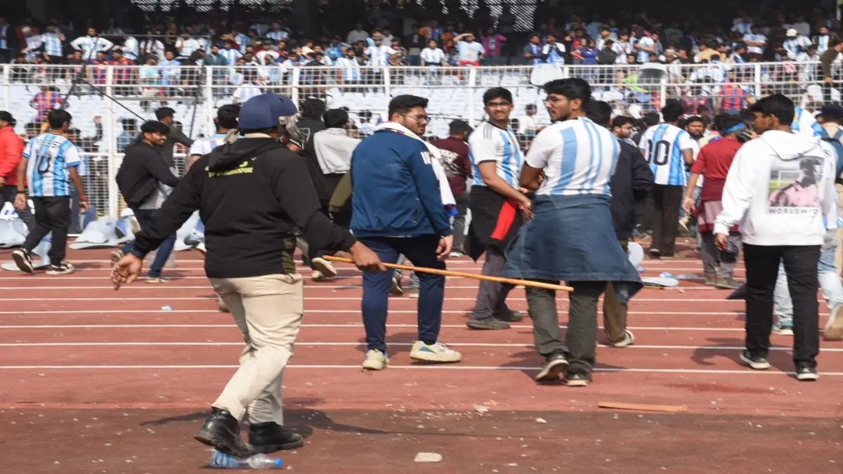 Police lathicharge at Salt lake Stadium