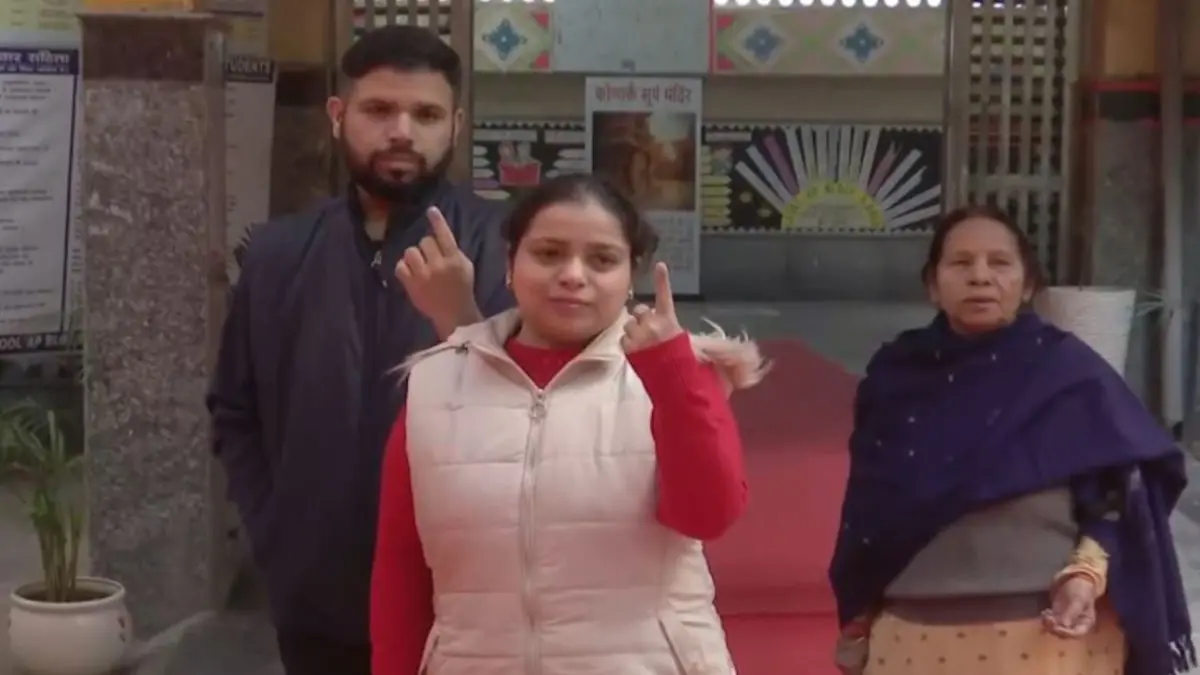 Polling Begins for Bypolls in 12 MCD Wards in Delhi Polling Begins for Bypolls in 12 MCD Wards in Delhi