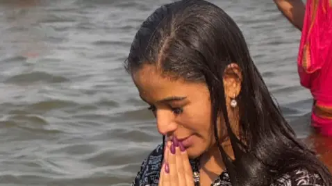 Poonam Pandey Takes Holy Dip At Maha Kumbh In Prayagraj On Mauni Amavasya, Says 'Sab Paap Dhul Gaye Mere' Poonam Pandey at Maha Kumbh 2025