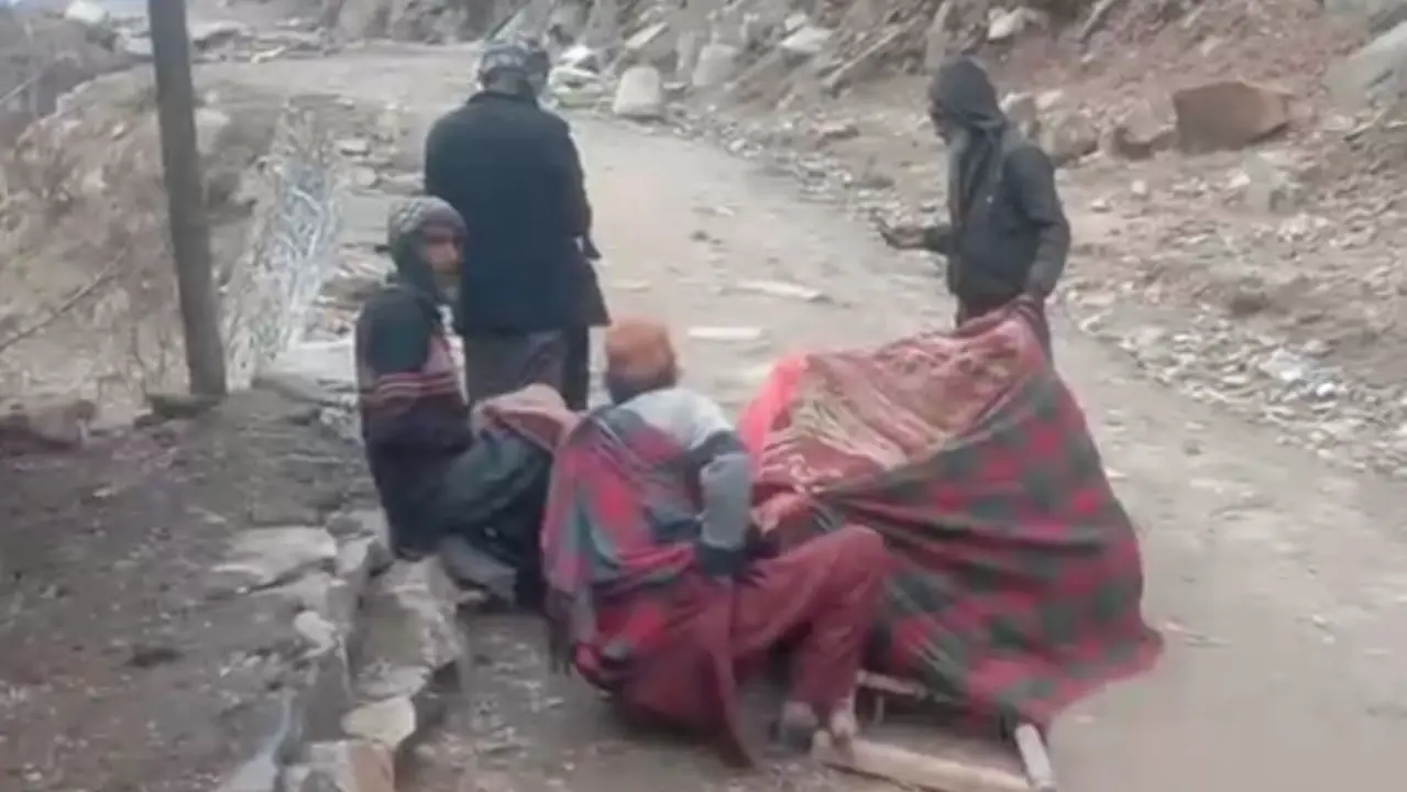 Medical Apathy in J&K: Woman Delivers Baby on Road as Medical Facilities Fail in Kishtwar Pregnant Woman Delivers Baby on the Road in Kishtwar