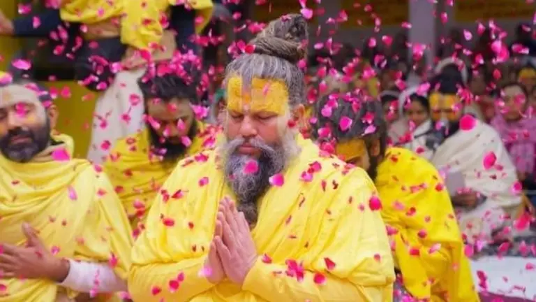 Premanand Maharaj: परिक्रमा मार्ग पर बाल-बाल बचे प्रेमानंद महाराज, लोहे का ढांचा झुका premanand