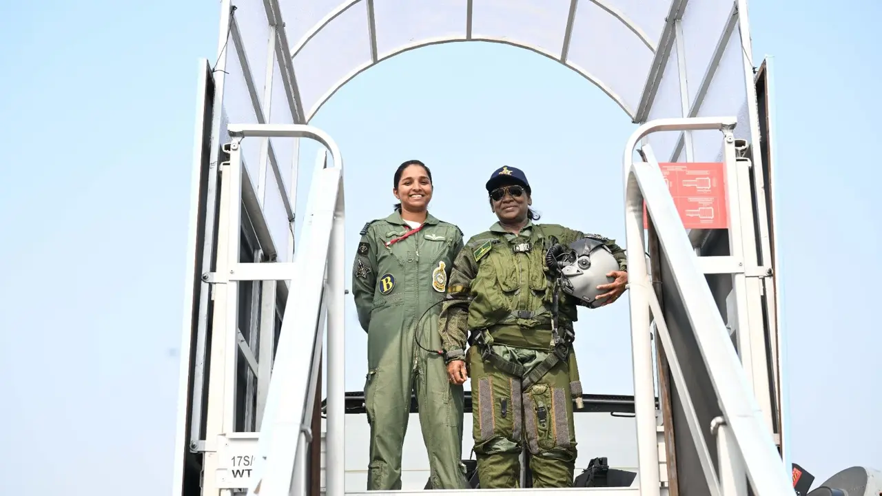 Presdient Droupadi Murmu with IAF pilot Shivangi Singh at Ambala air base