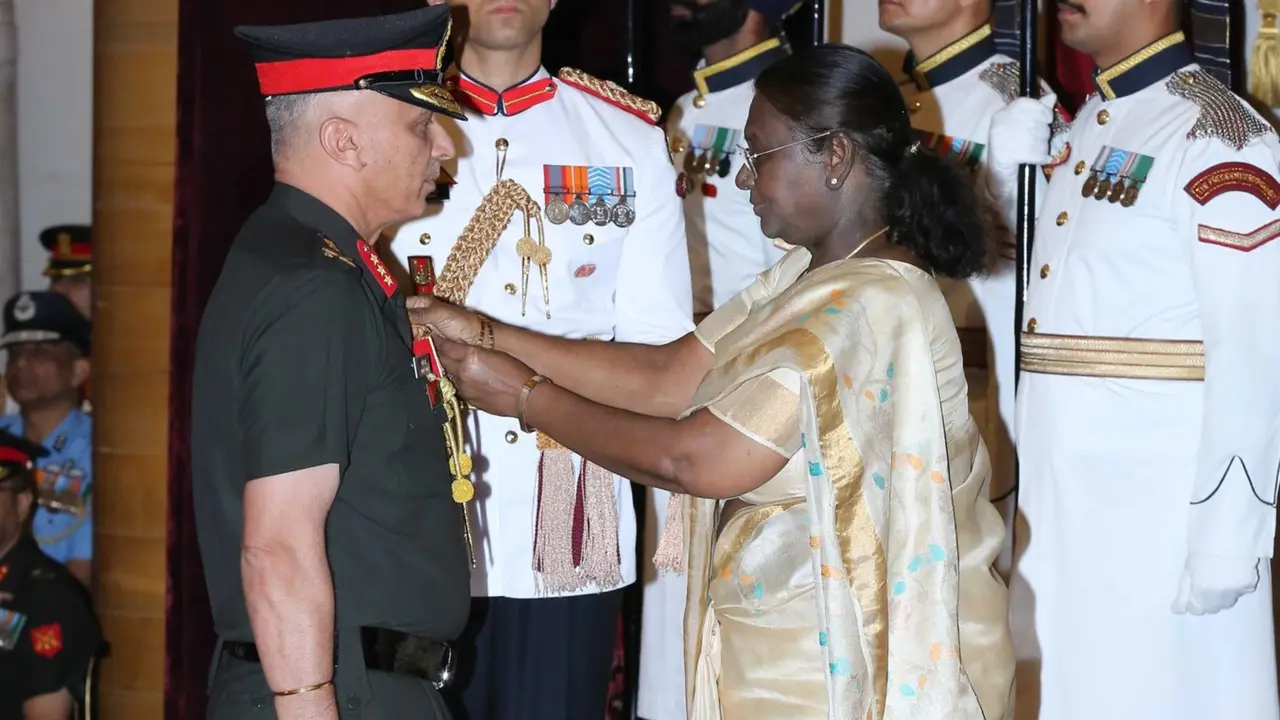 President Droupadi Murmu Confers Uttam Yudh Seva Medals at Defence Investiture Ceremony
