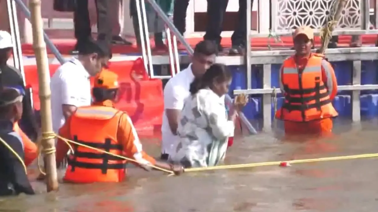 President Droupadi Murmu holy dip Triveni Sangam