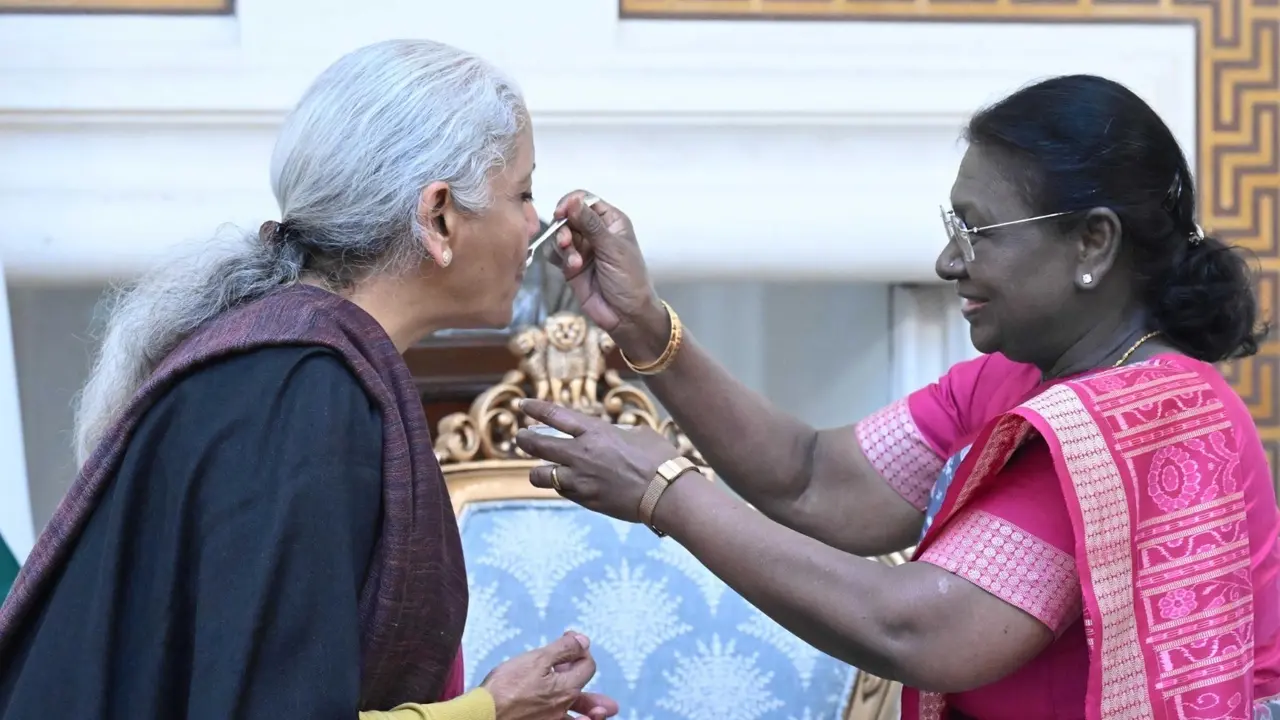 President Murmu Offers 'Dahi-Cheeni' To FM Nirmala Sitharaman Before Presenting Budget 2026 President Murmu Offers 'Dahi-Cheeni' To FM Nirmala Sitharaman Before Presenting Budget 2026
