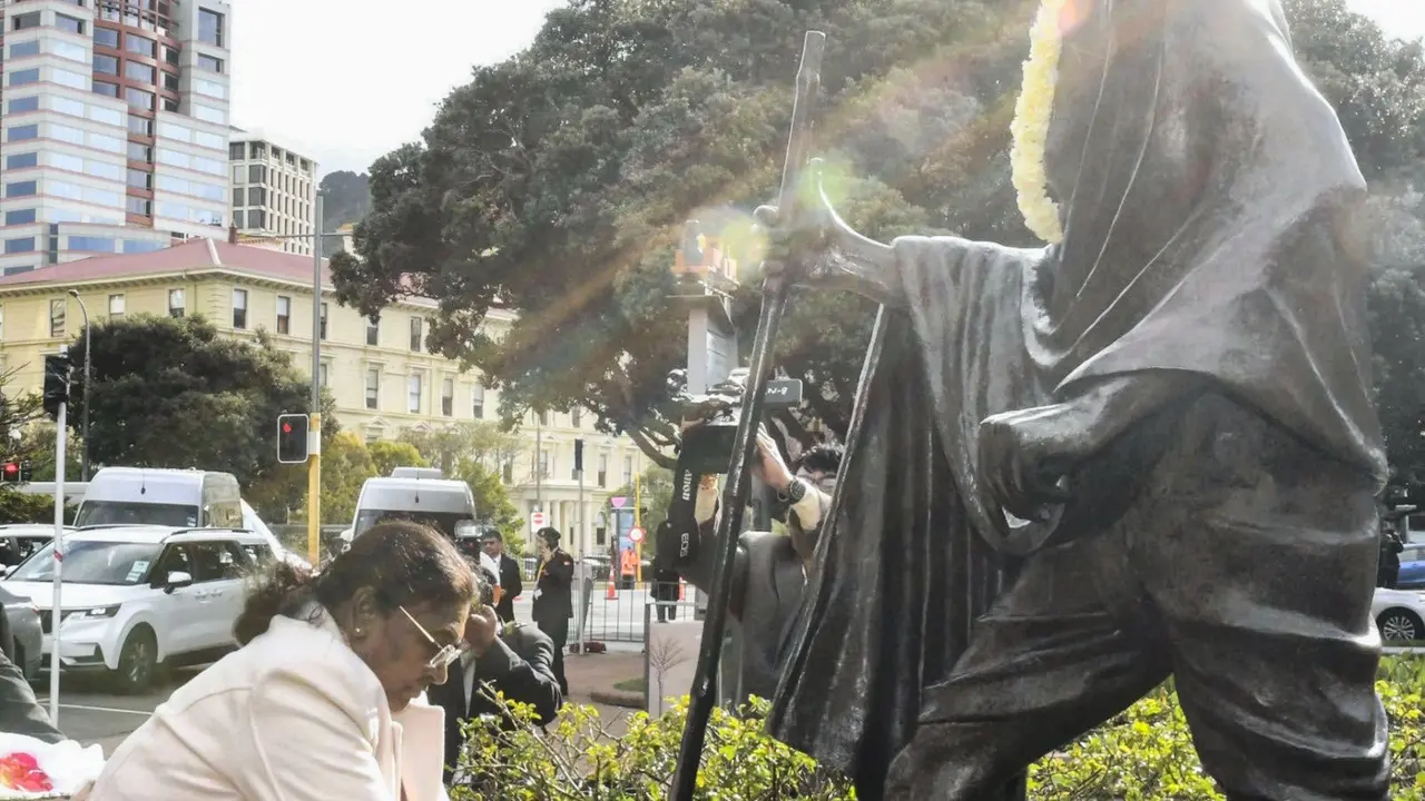 President Murmu pays tribute to Mahatma Gandhi