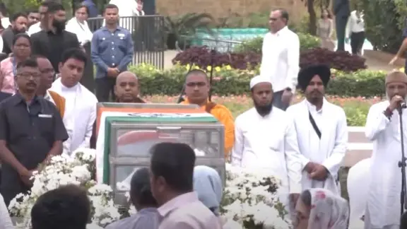 5 Faiths, 1 Prayer: Parsi, Muslim, Christian, Sikh, & Hindu Priests Unite For Ratan Tata | WATCH Priests from various religions standing side by side to offer prayers for the departing soul of Ratan Tatat