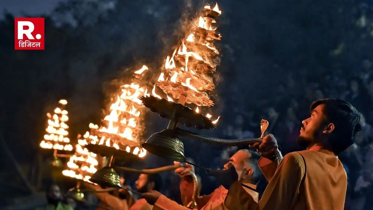 Priests perform Yamuna Aarti at the Vasudev Ghat