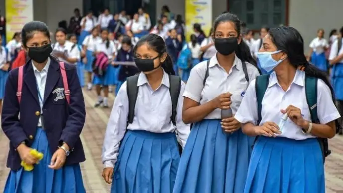 Jharkhand: प्रिंसिपल ने 10वीं की छात्राओं के उतरवारए शर्ट, ऐसे भेजा घर की बढ़ गया विवाद, जानें पूरा मामला principal took off girls shirts in Dhanbad school