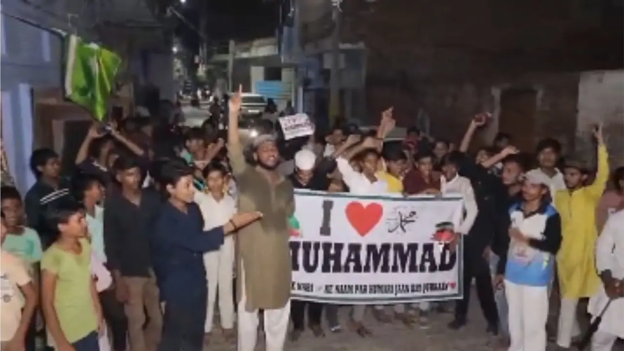 Protesters Pelt Stones, Raise 'Sar Tan Se Juda' Slogans In Unnao Over FIR In Kanpur