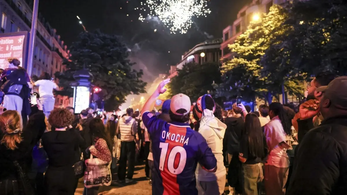 PSG fans celebrate after winning against Arsenal