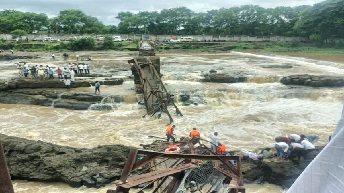 Pune's Indrayani Bridge Collapse: PM Modi Dials CM Fadnavis, Maharashtra Govt Announces Rs 5 Lakh Ex-Gratia For Victims' Families Pune's Indrayani Bridge Collapse: PM Modi Dials CM Fadnavis, Maharashtra Govt Announces Rs 5 Lakh Ex-Gratia For Victims' Families