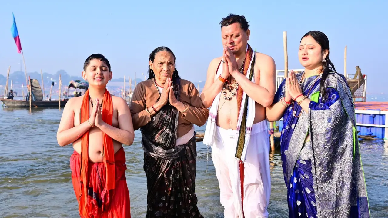 उत्तराखंड के CM धामी ने परिवार के साथ किया संगम स्नान, कहा- 2027 में हरिद्वार कुंभ को भी ऐतिहासिक बनाएंगे Pushkar Singh Dhami in Mahakumbh