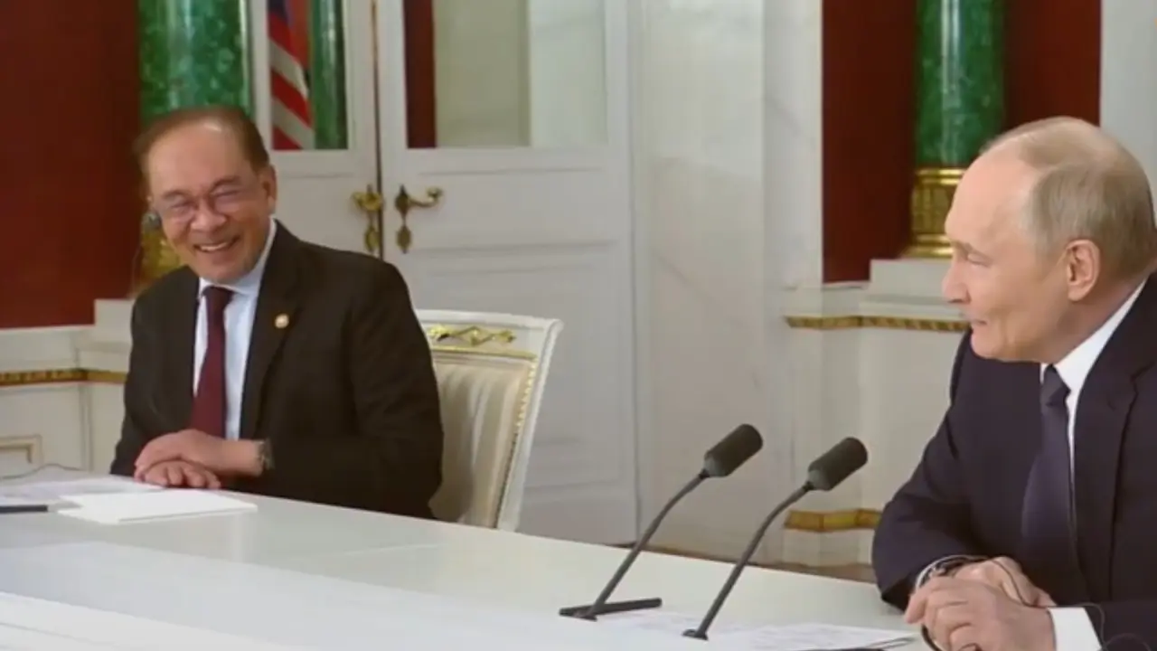 ‘Third Throne for Second Wife’: Putin’s ‘Toungue In Cheek’ Remark At Malaysian PM Goes Viral Putin and Malaysian PM Shared a Lighter Moment During Meeting