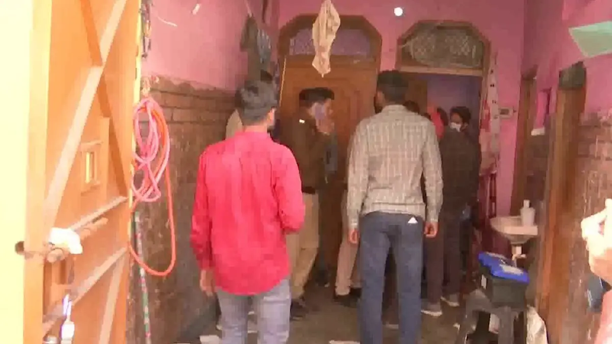 Delhi Horror: Man Slits Throats Of 3 Minor Daughters, Wife In Samaypur Badli, Flees Home After Crime Quadruple Murder Shocks Delhi: Man Absconds After Allegedly Killing Wife And Three Minor Daughters in Samaypur Badli