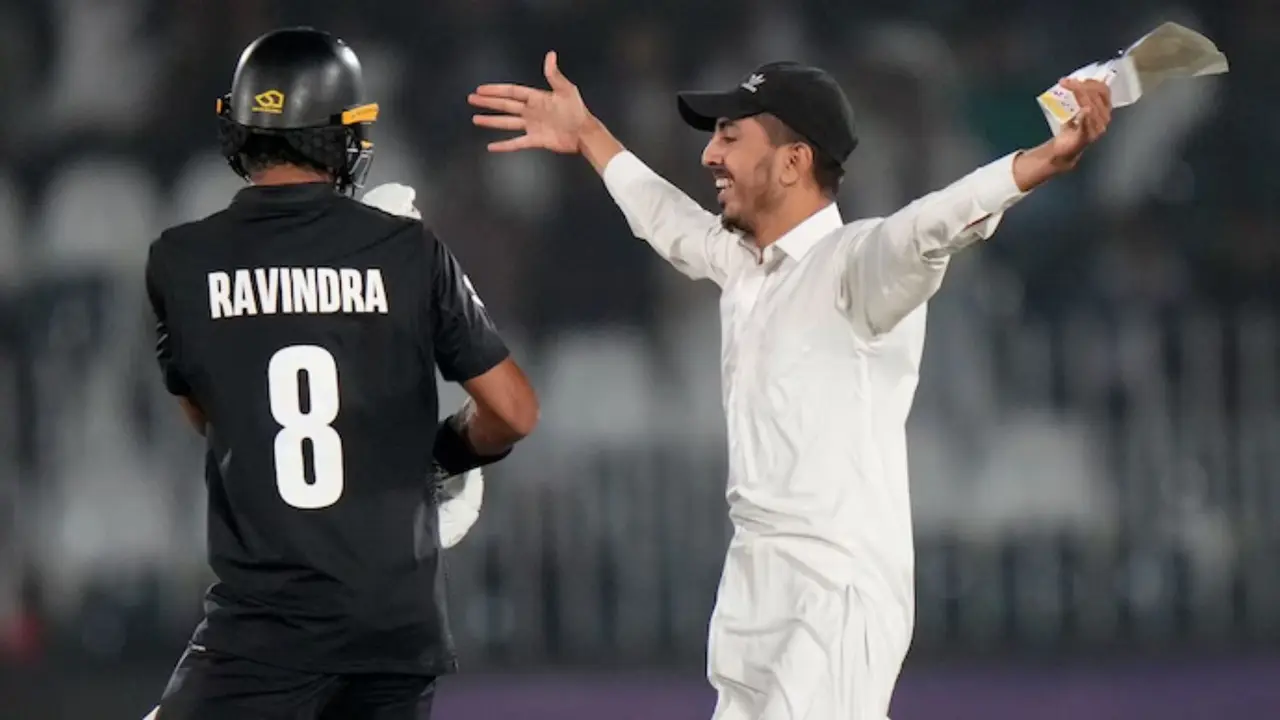 Rachin Ravindra fan is a islamic party supporter enters in Rawalpindi Cricket Stadium