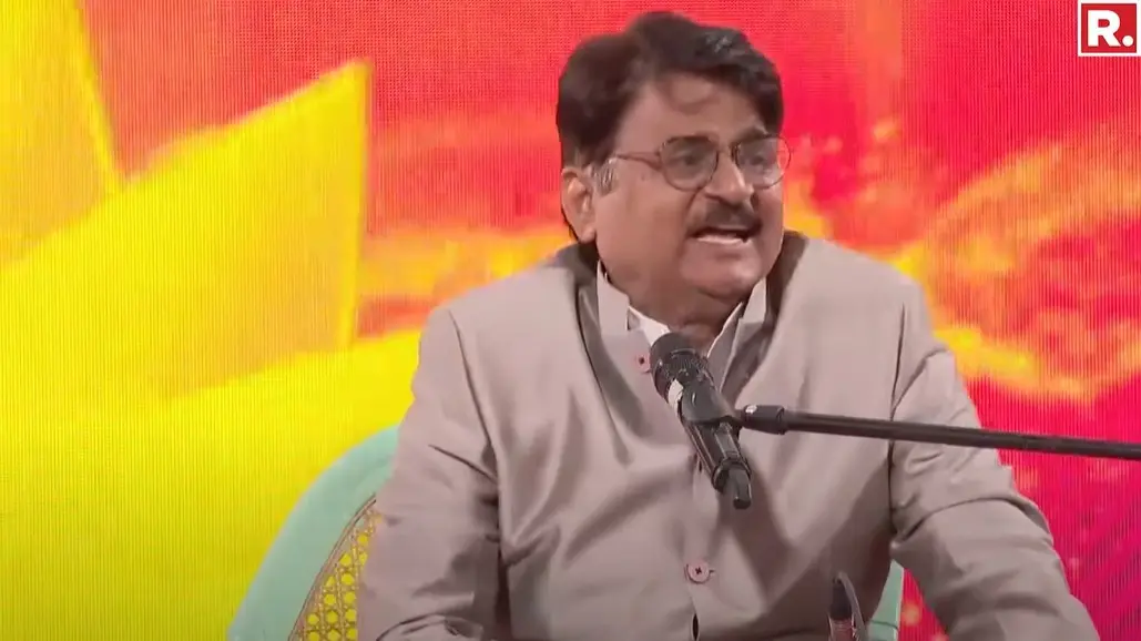 Actor Raghubir Yadav Delivers Powerful Performance Of 'Mehngai Dayain' At Republic Bharat Sangam Raghubir Yadav at Republic Bharat Sangam.