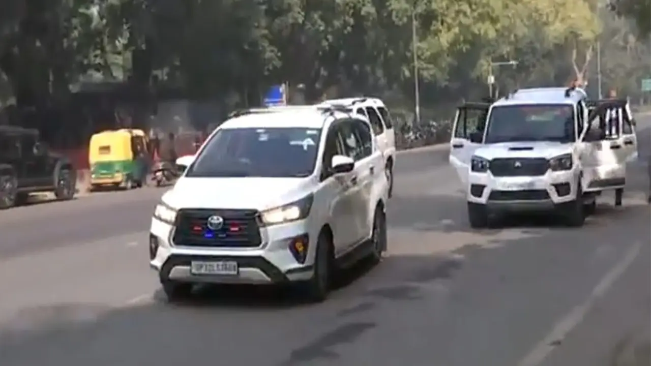 Rahul Gandhi Arrives at Mallikarjun Kharge's Residence after MGB's Dismal Bihar Performance