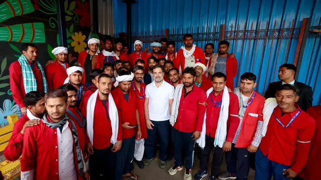 महाकुभ दरम्यान नवी दिल्ली स्टेशनवर चेंगराचेंगरीनंतर राहुल गांधींनी पोर्टरला भेट दिली; 40 मिनिटांच्या बैठकीत काय घडले महाकुभ दरम्यान नवी दिल्ली स्टेशनवर चेंगराचेंगरीनंतर राहुल गांधींनी पोर्टरला भेट दिली; 40 मिनिटांच्या बैठकीत काय घडले