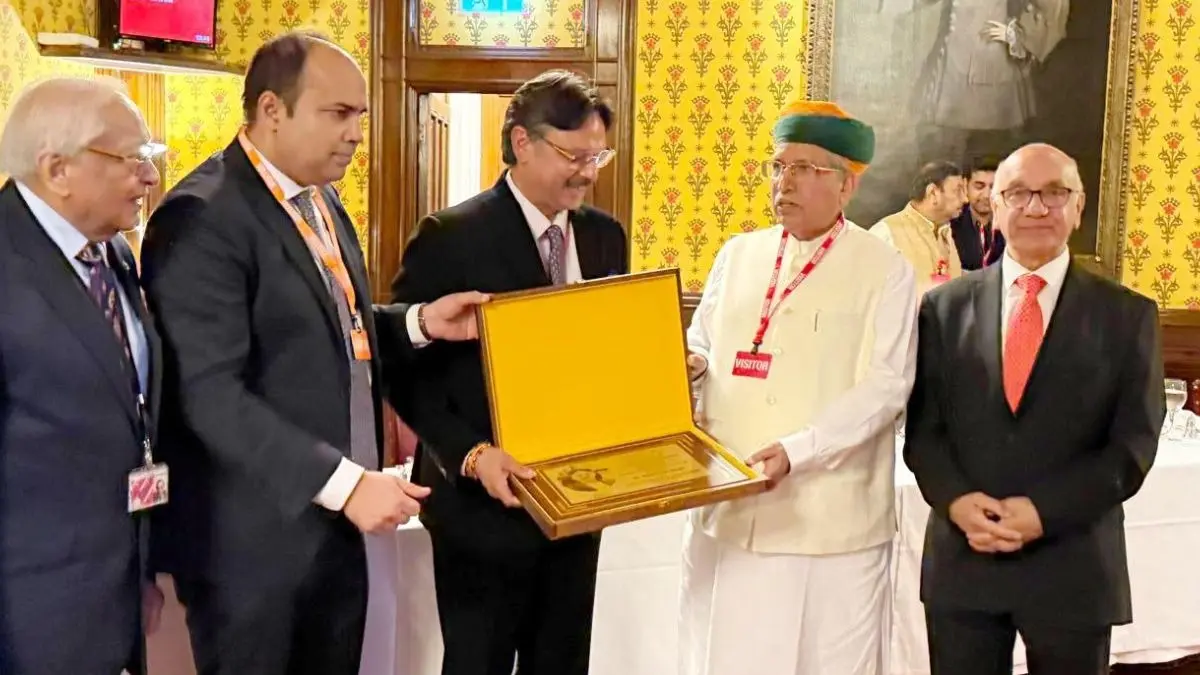 Rajeshwar Singh received award in presence of Law Minister and SGI Mehta