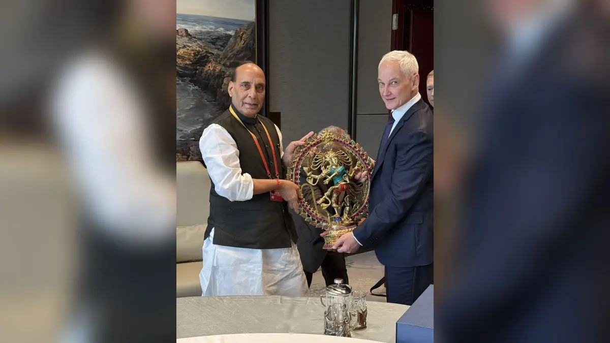 Rajnath Singh Presents Natraj Statue to Russian Defence Minister at SCO Meet in China Rajnath Singh Presented Natraj Statue To Russian Defence Minister