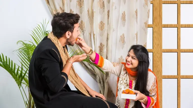 Rakhi 2025: रक्षाबंधन पर भाई-बहन इन गानों पर बनाए शानदार रील, खूब मिलेंगे व्यूज raksha bandhan 2025