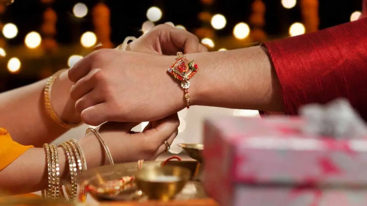 Raksha Bandhan 2025: Why Do Sisters Tie Rakhi On The Right Hand? Know The Significance And Cultural Importance Raksha Bandhan 2025: Why Do Sisters Tie Rakhi On The Right Hand? Know The Significance And Cultural Importance