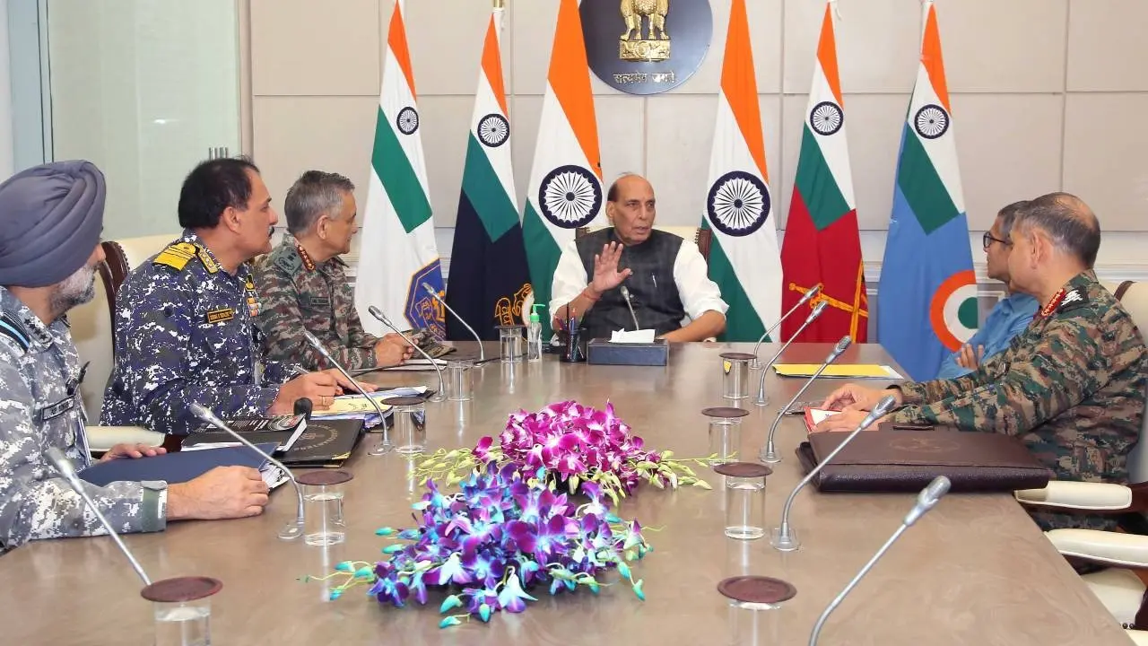 BIG BREAKING: दिल्ली के साउथ ब्लॉक में रक्षा मंत्री की हाईलेवल मीटिंग खत्म, राजनाथ सिंह ने सेना की तैयारियों की समीक्षा की Raksha Mantri rajnath singh chaired a high-level meeting