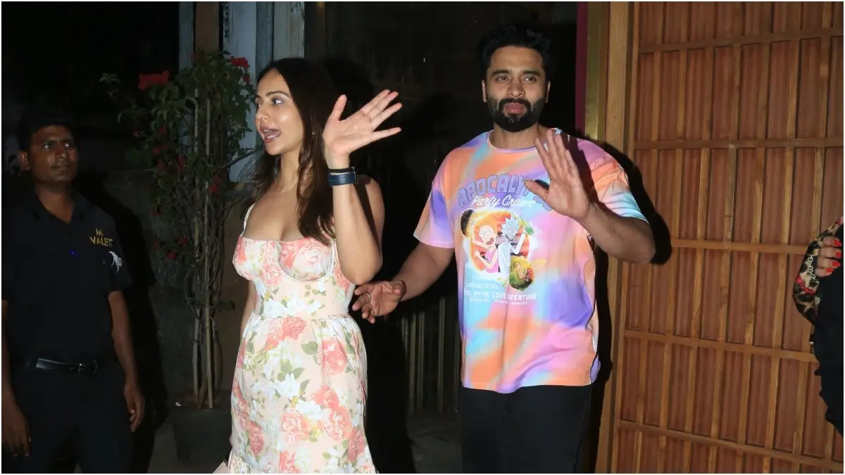Looking Pregnant: Rakul Preet Singh, Jackky Bhagnani Spark Rumours After Mother's Day Outing | Watch Rakul Preet Singh and Jackky Bhagnani stepped out for an outing on Mother's Day