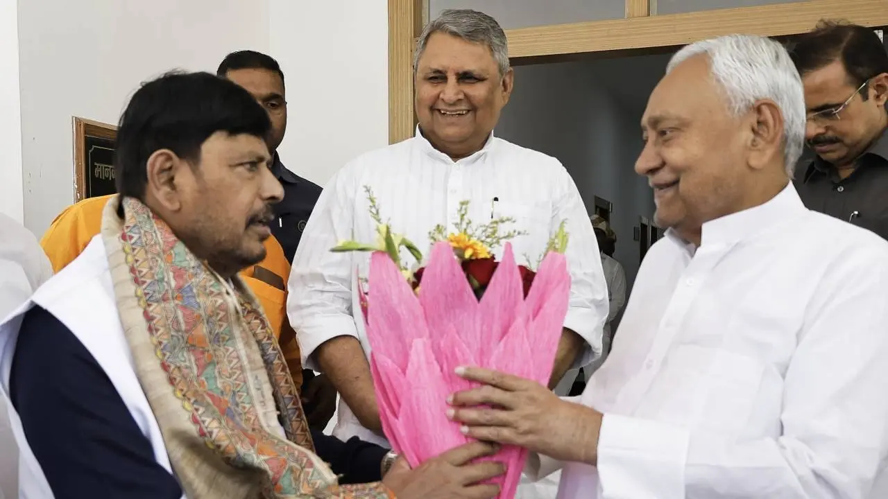 बिहार: केंद्रीय मंत्री रामदास अठावले ने मुख्यमंत्री नीतीश कुमार से मुलाकात की Ramdas Athawale met Chief Minister Nitish Kumar