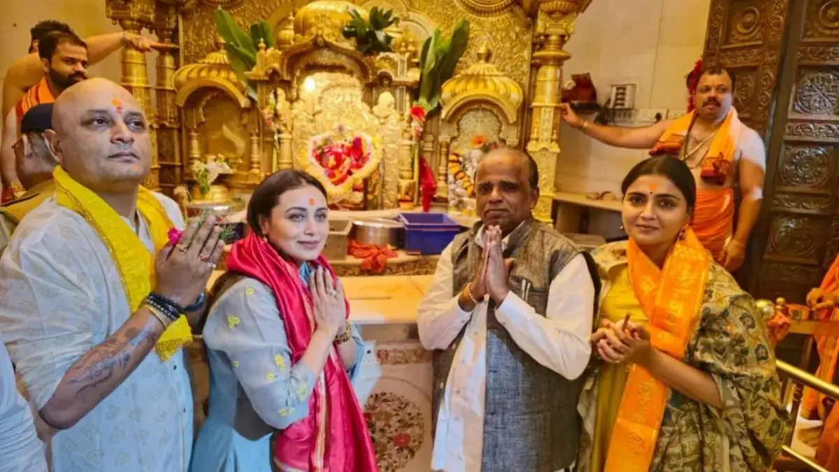 Rani Mukerji Offers Prayers At Siddhivinayak Temple After National Award Win | Photos Rani Mukerji at Siddivinayak Temple