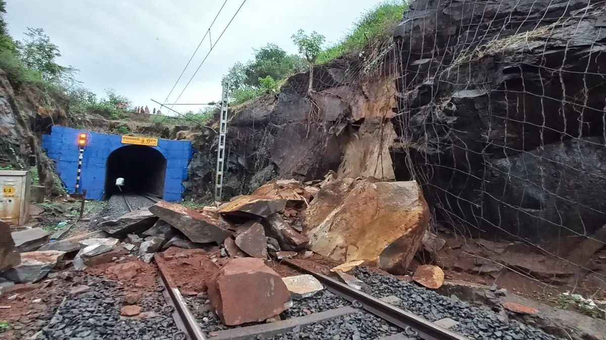 Ratnagiri Landslide Brings Konkan Railway To Standstill Amidst Unseasonal Rains Ratnagiri Landslide Brings Konkan Railway To Standstill Amidst Unseasonal Rains