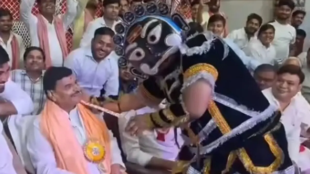 Ravana placed sword on Shivpal Yadavs