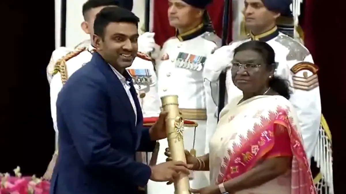 Ravichandran Ashwin receives Padma Shri Award from President Droupadi Murmu