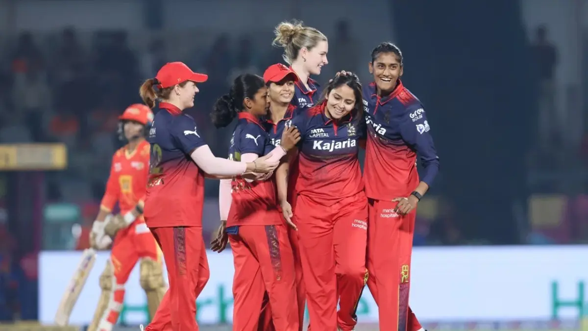 RCB players celebrate a wicket