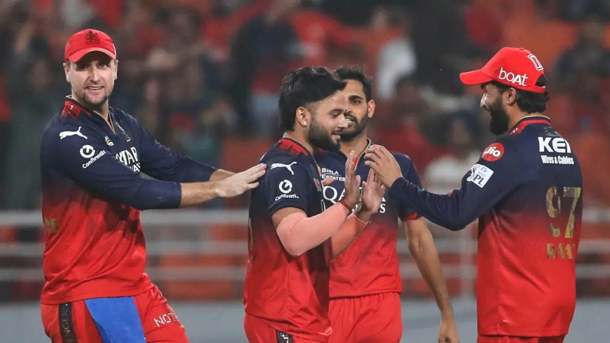 RCB's Suyash Sharma celebrates the dismissal of PBKS' Shashank Singh with teammates during the IPL 2025 Qualifier 1 clash