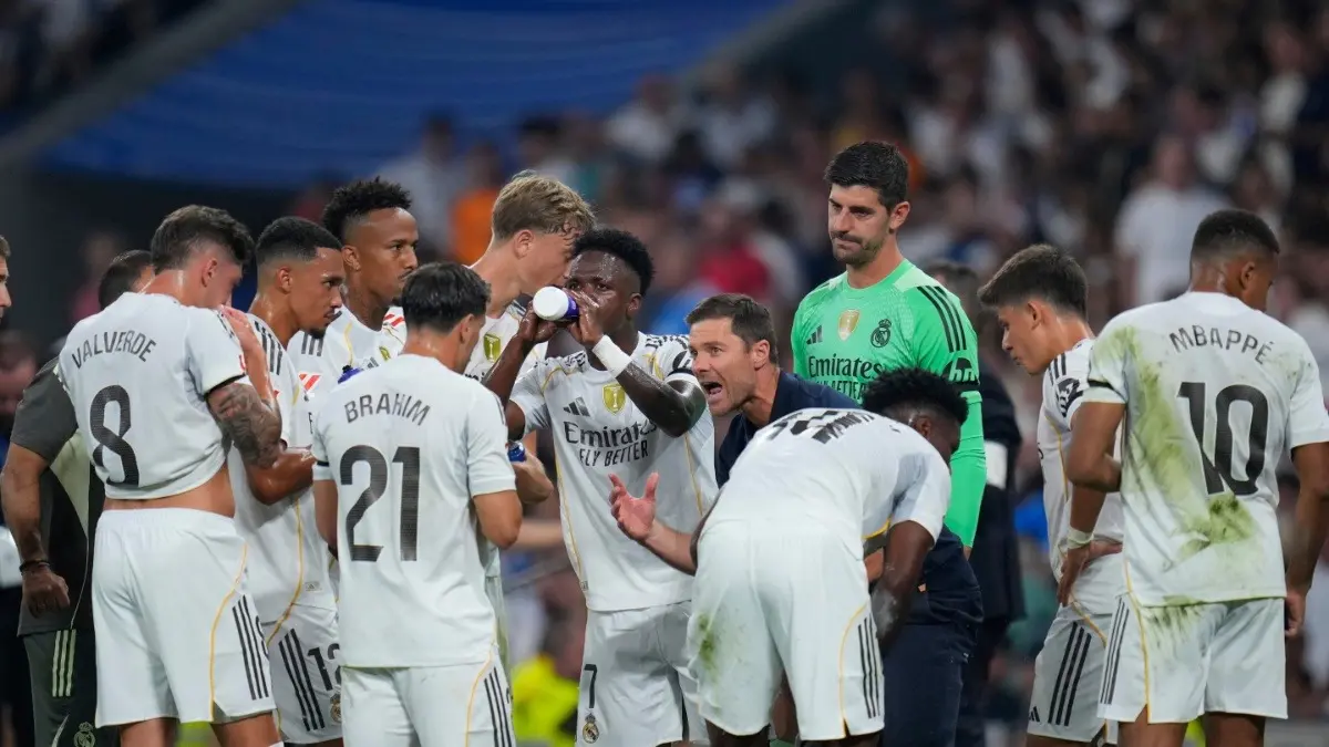 Real Madrid head coach Xabi Alonso talks to his players during their previous La Liga match against Osasuna