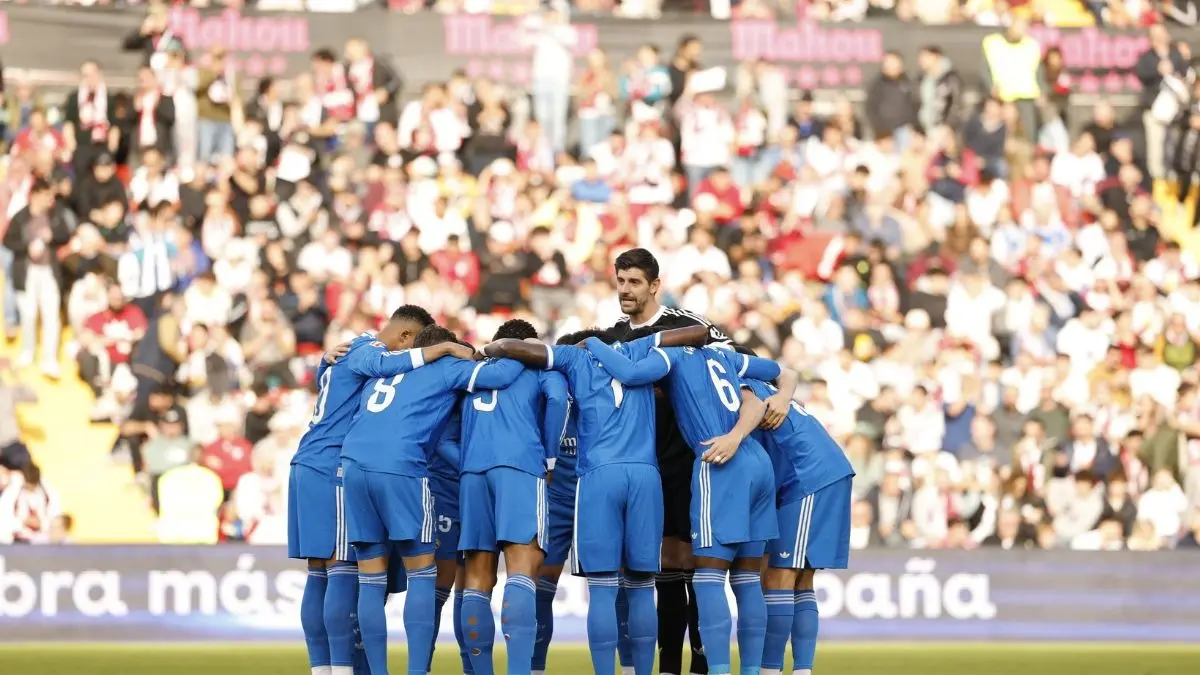 Real Madrid Handed A Bitter Blow Ahead Of Their Champions League Clash Against Olympiacos Real Madrid team huddle