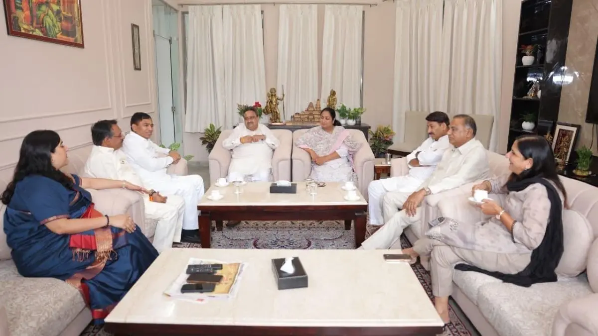 Rekha Gupta’s First Appearance After Attack: CM Meets Delhi MPs, Vows to Continue Public Outreach Rekha Gupta