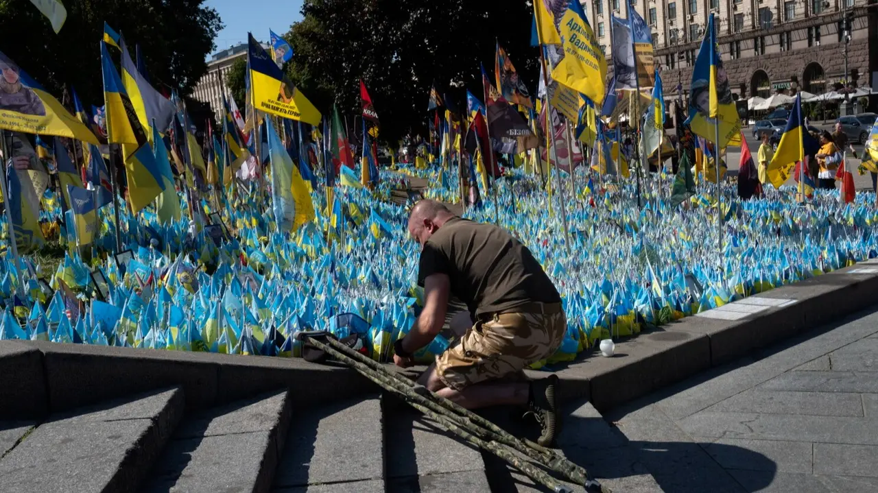 Ukrainians Commemorate Fallen Soldiers on National Defenders Day Representative image.