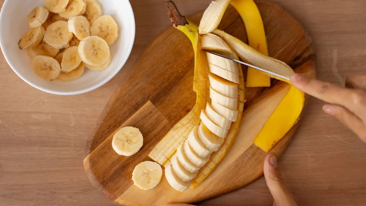 केला खाने का सबसे सही तरीका क्या है? कंट्रोल में रहेगा ब्लड प्रेशर, वजन घटाने में भी कारगर Right way to eat banana