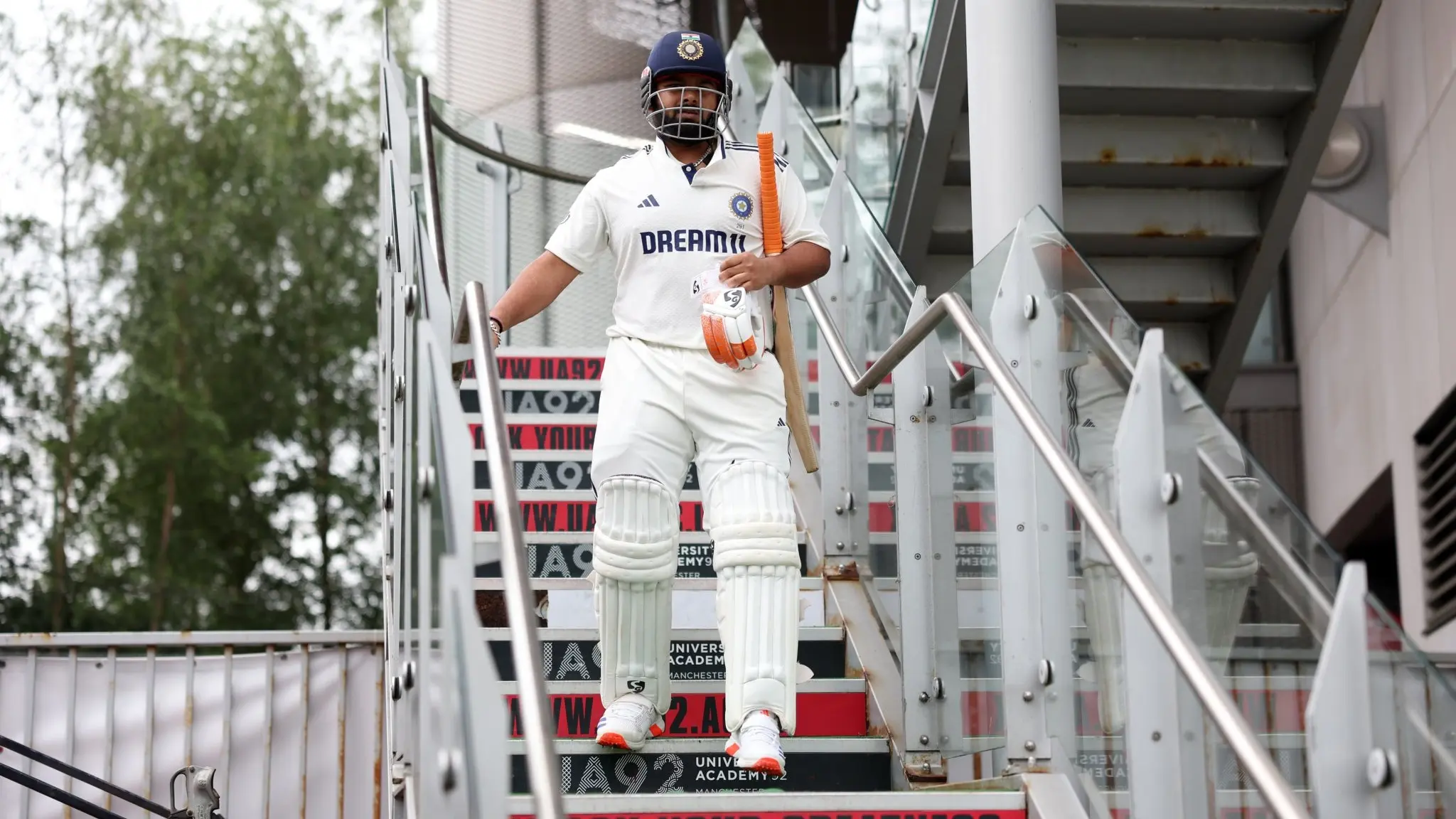 Rishabh Pant walked out to bat with an injured toe fans gives standing ovation to warrior ind vs eng