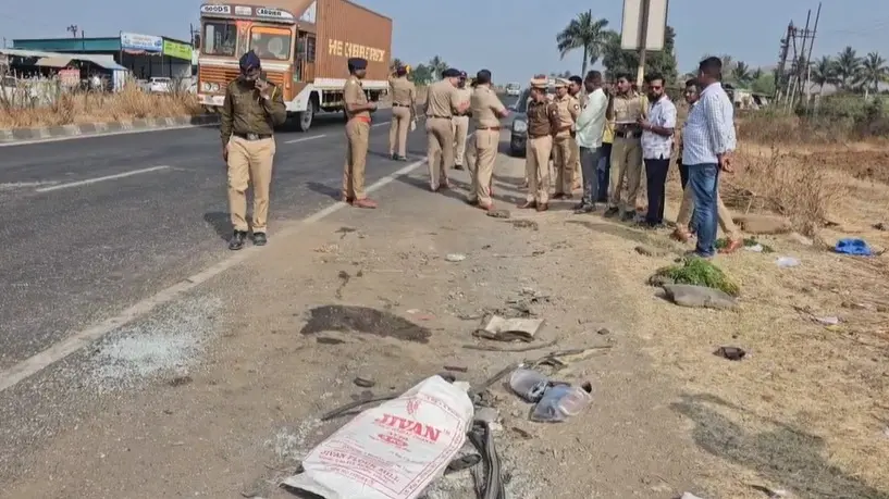 MP: टैंकर से जा भिड़ी कर्नाटक के श्रद्धालुओं की मिनी बस और स्पोर्ट बाइक, 6 की मौत road accident