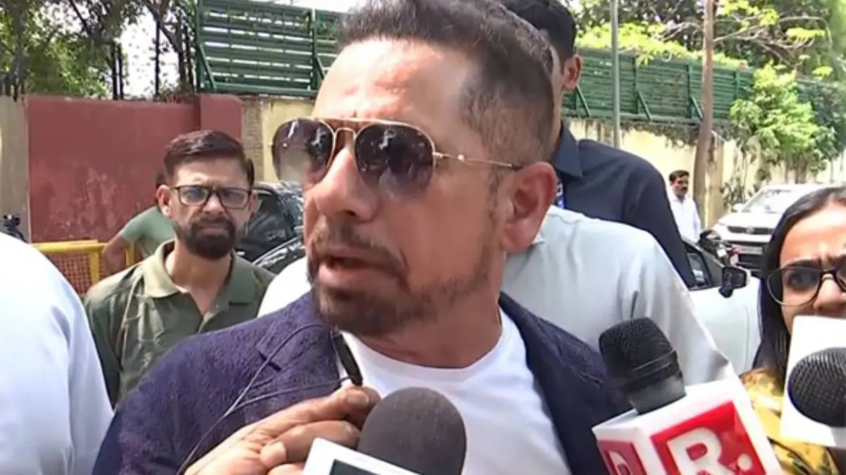 Robert Vadra reaches ED office